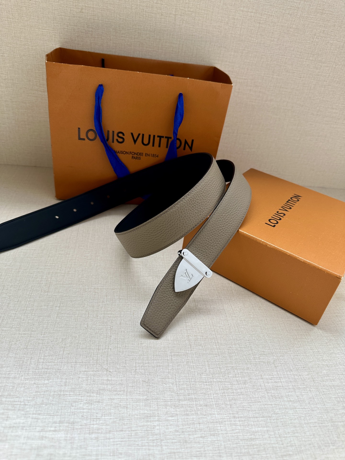 LV 高仿男士皮帶 灰棕色銀扣百搭款｜歐美奢侈品精品推薦