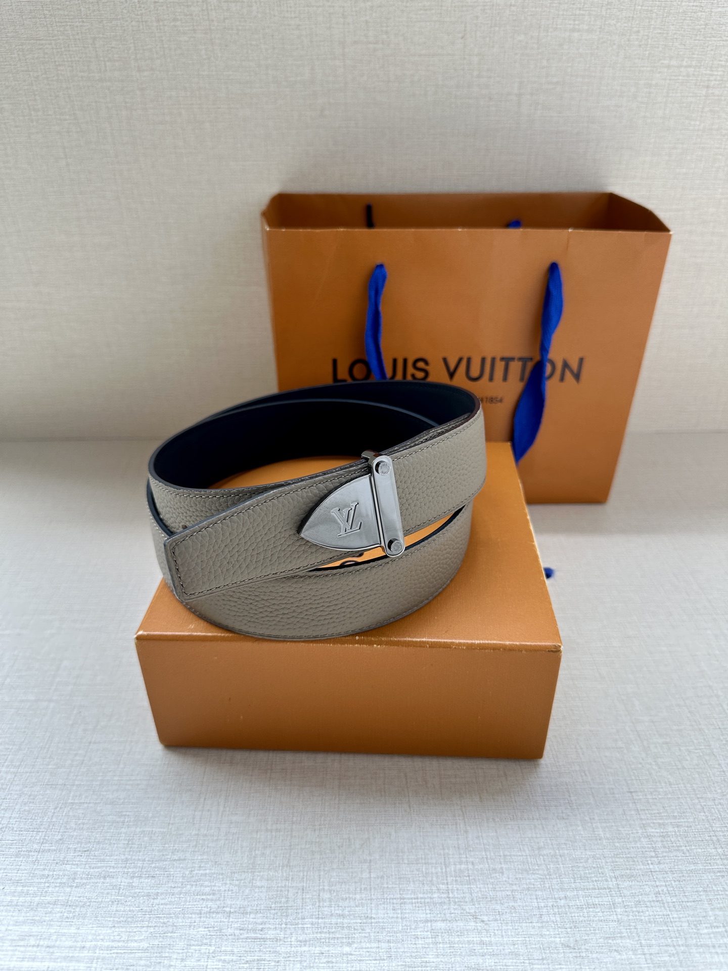 LV 高仿男士皮帶 灰棕色銀扣百搭款｜歐美奢侈品精品推薦