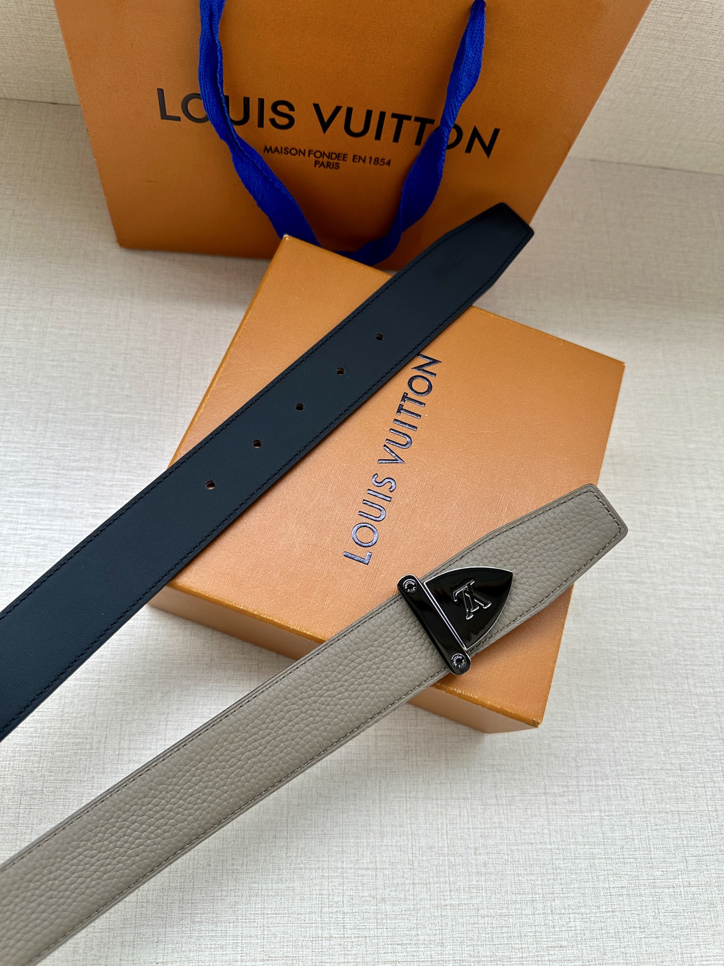LV 高仿男士皮帶 灰棕色銀扣百搭款｜歐美奢侈品精品推薦