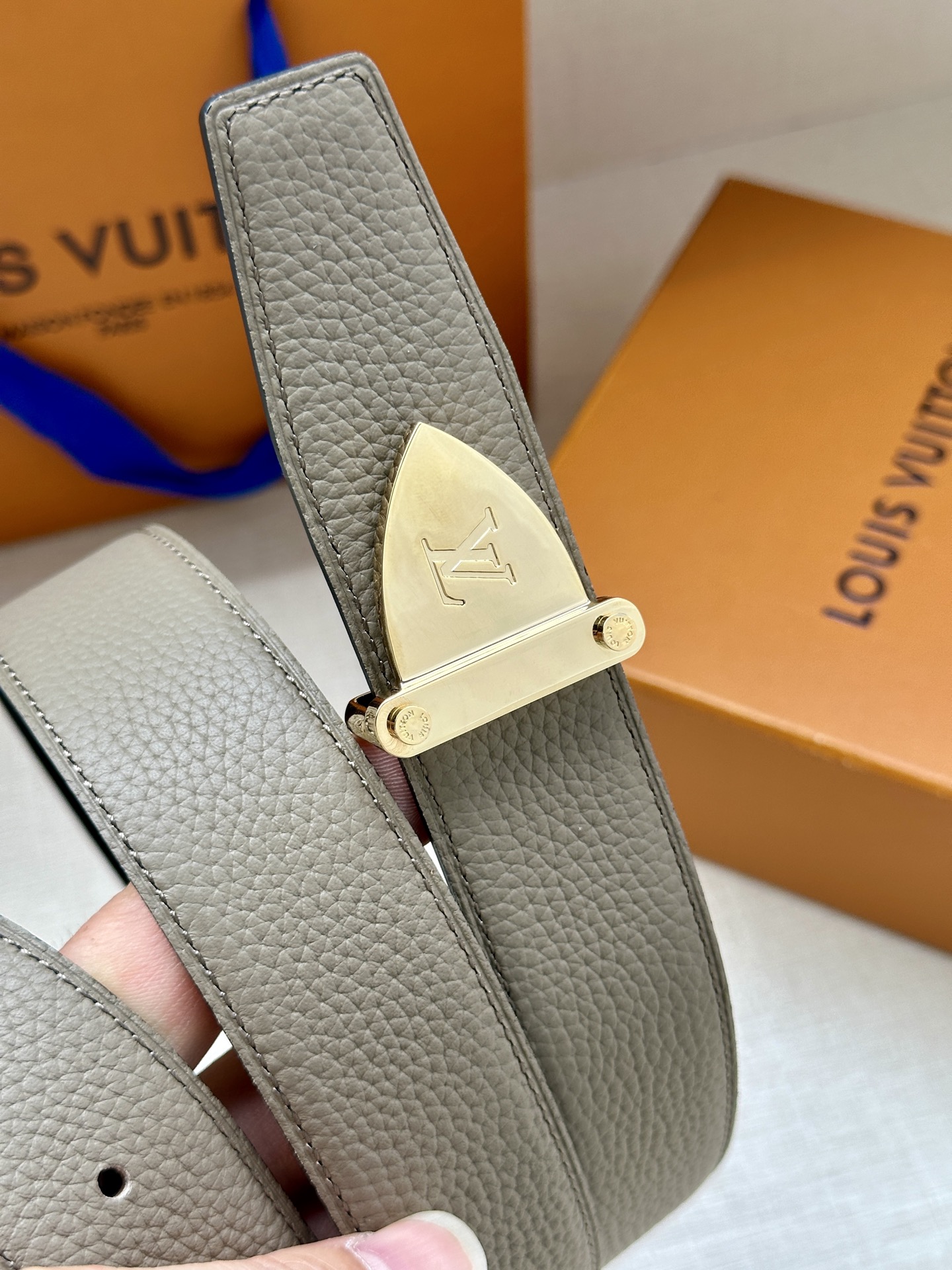 LV 高仿男士皮帶 灰棕色銀扣百搭款｜歐美奢侈品精品推薦