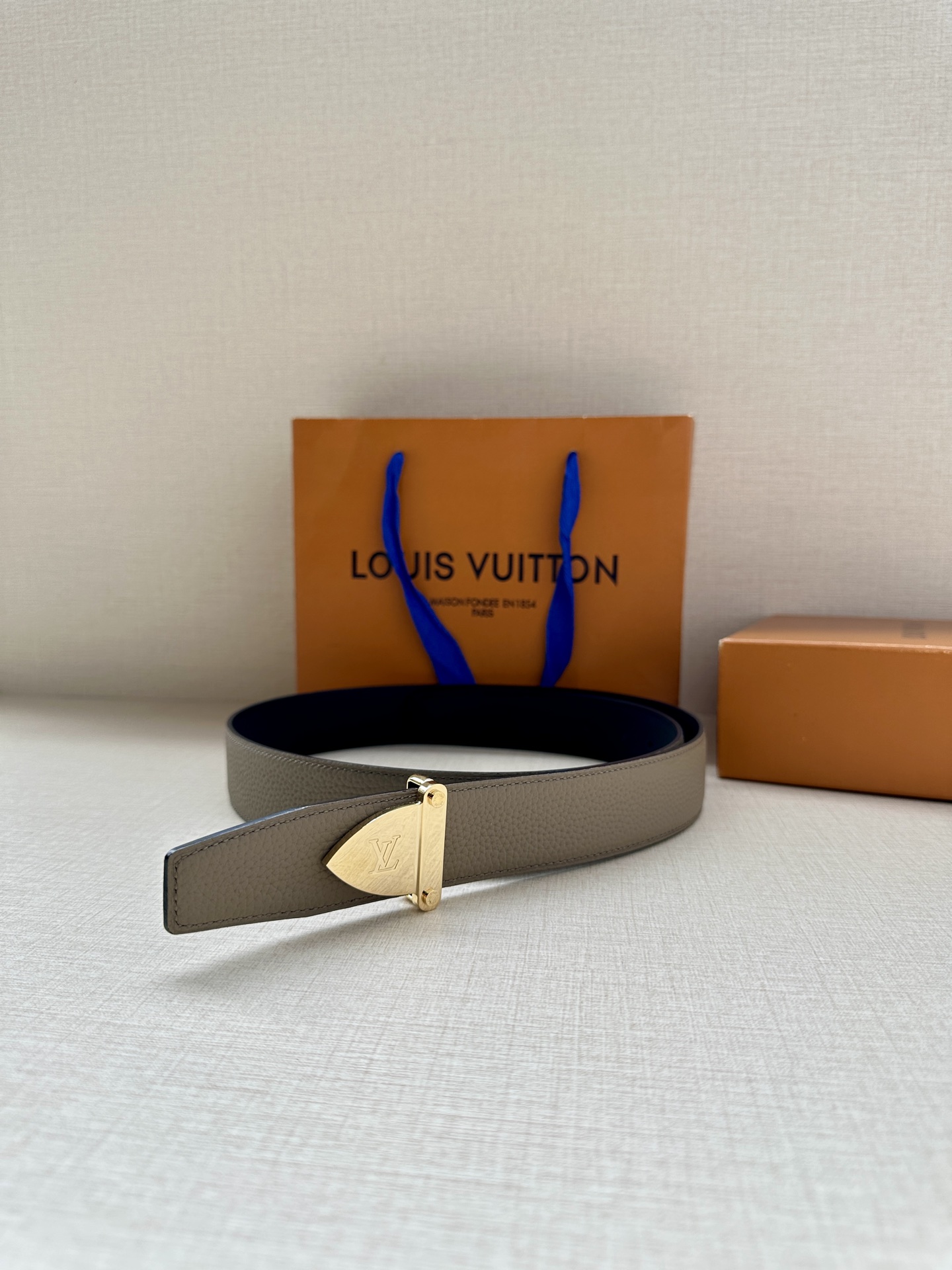 LV 高仿男士皮帶 灰棕色銀扣百搭款｜歐美奢侈品精品推薦