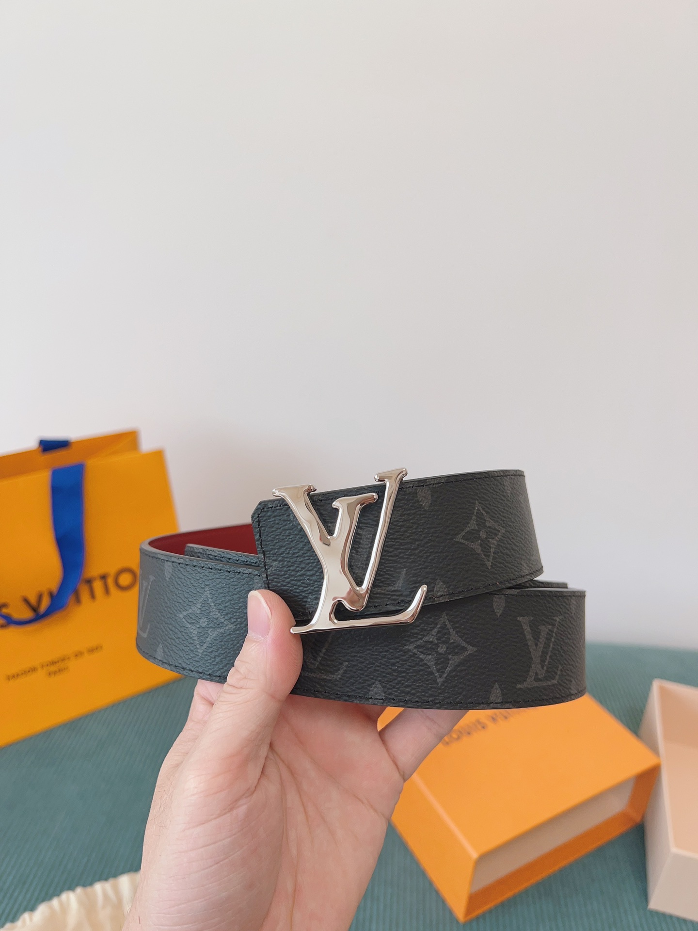 LV 一比一 Monogram灰黑皮帶 紅色內裡 銀扣｜歐美奢侈品精品推薦