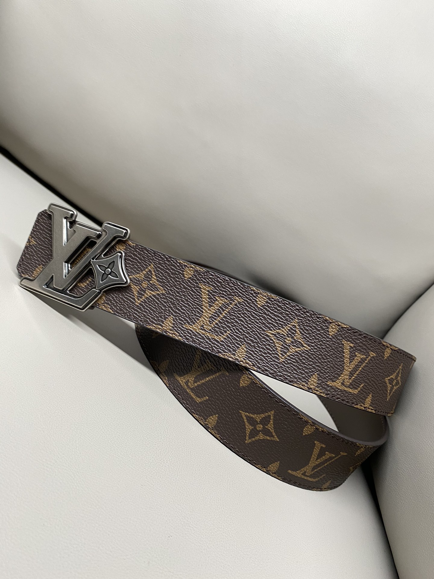 LV 一比一 Monogram 經典皮帶 灰銀扣款｜歐美奢侈品精品推薦