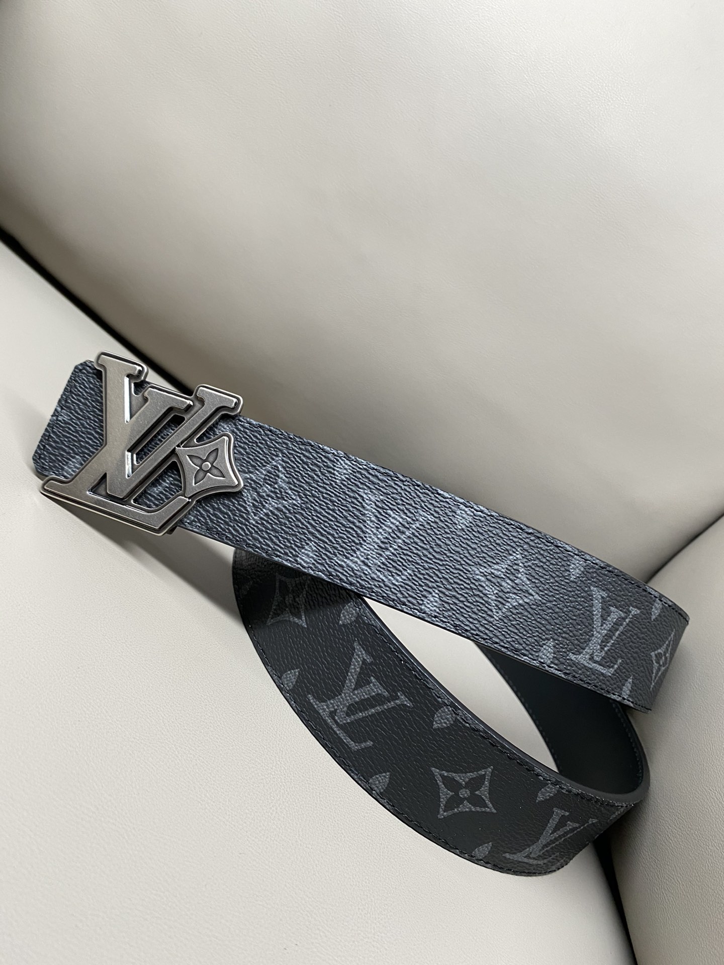 LV 高仿 Monogram 灰色腰帶 黑銀扣頭｜歐美奢侈品精品推薦