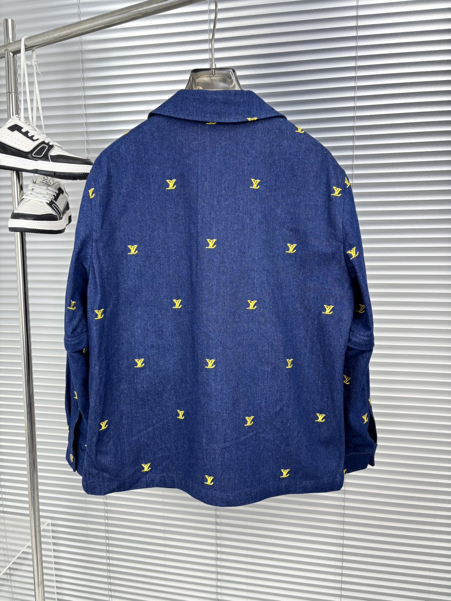 LV 一比一牛仔外套 黃字母刺繡 男士潮流｜歐美奢侈品精品推薦