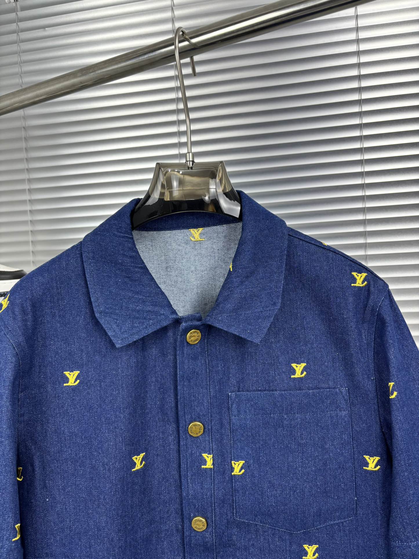 LV 一比一牛仔外套 黃字母刺繡 男士潮流｜歐美奢侈品精品推薦