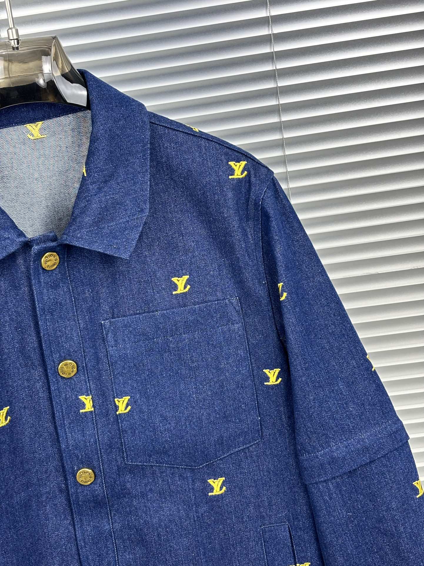 LV 一比一牛仔外套 黃字母刺繡 男士潮流｜歐美奢侈品精品推薦