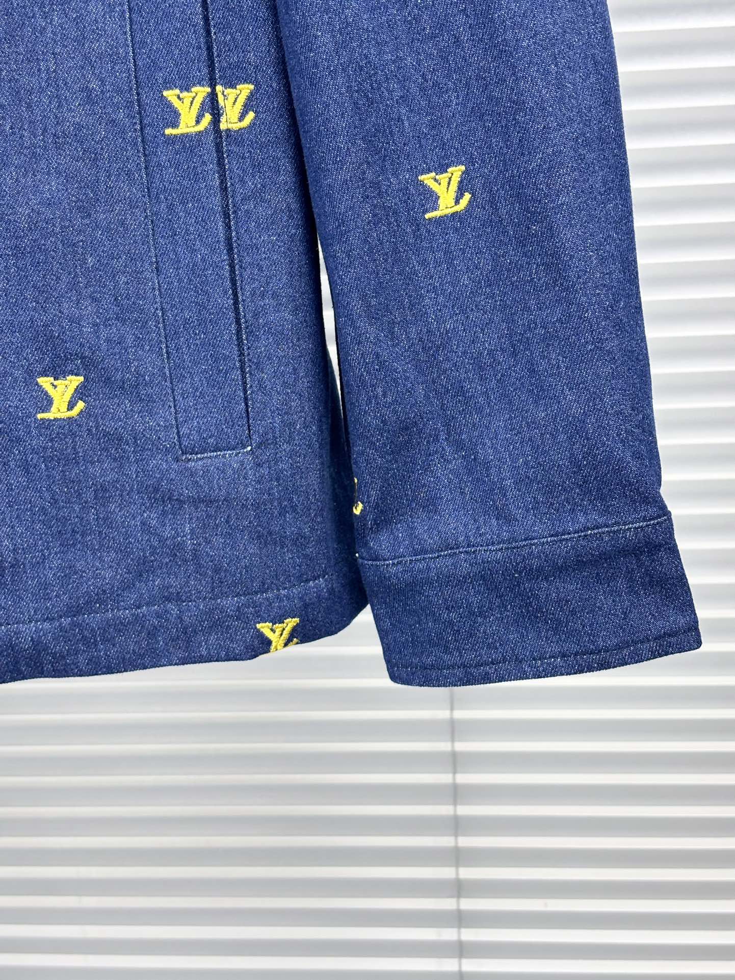 LV 一比一牛仔外套 黃字母刺繡 男士潮流｜歐美奢侈品精品推薦