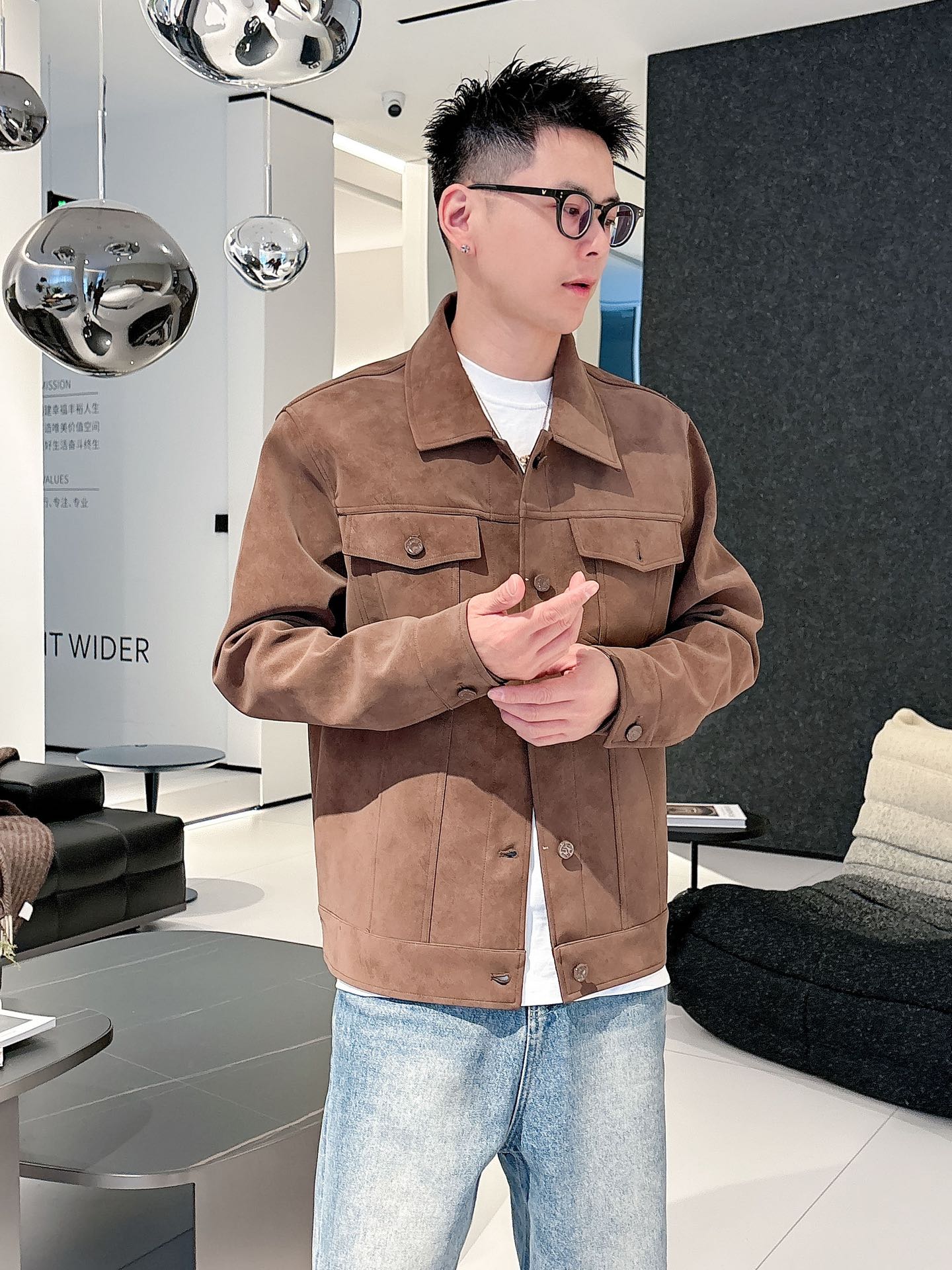 LV 高仿棕色麂皮牛仔外套 男士上身實拍款｜歐美奢侈品精品推薦