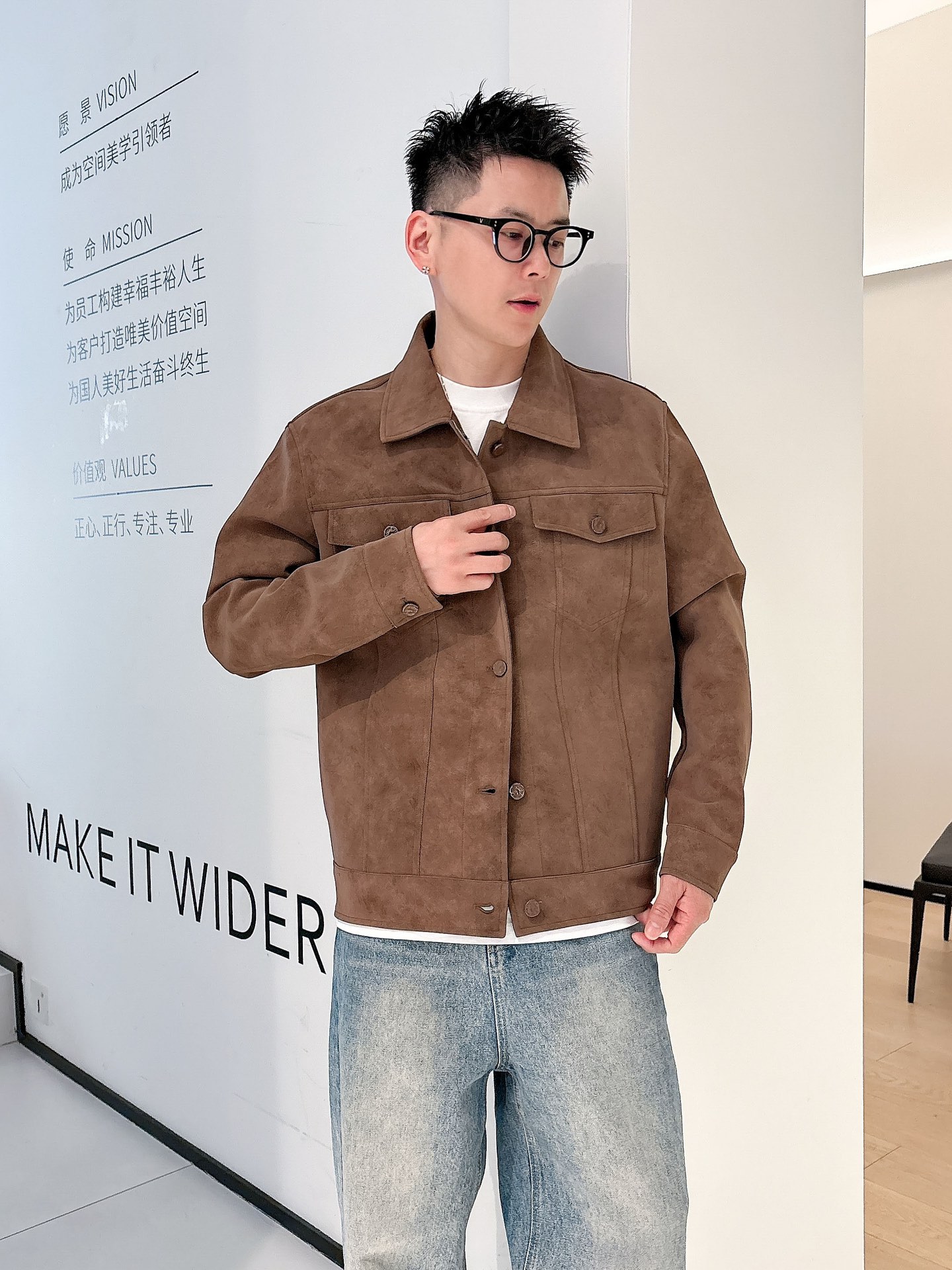 LV 高仿棕色麂皮牛仔外套 男士上身實拍款｜歐美奢侈品精品推薦