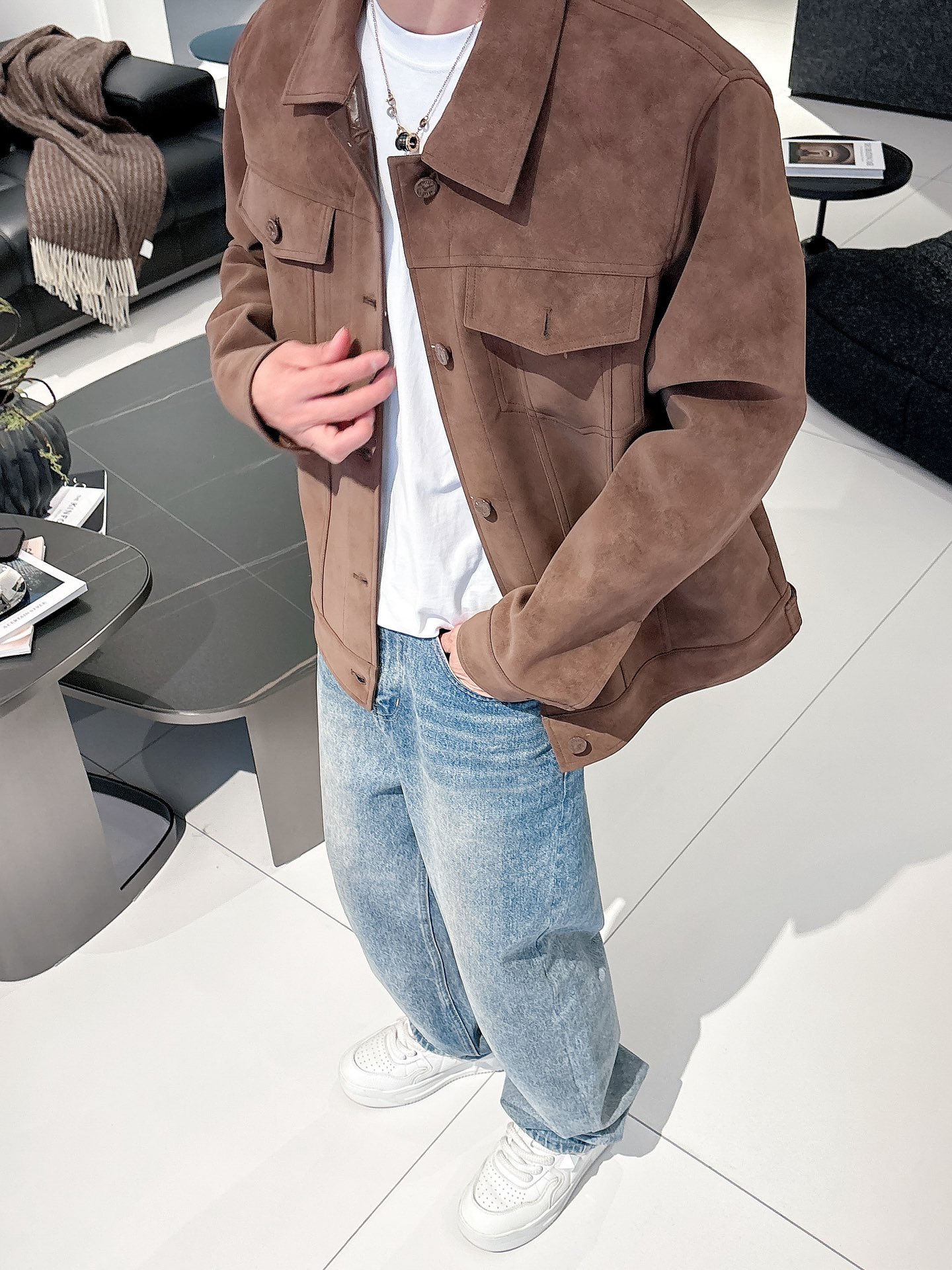 LV 高仿棕色麂皮牛仔外套 男士上身實拍款｜歐美奢侈品精品推薦