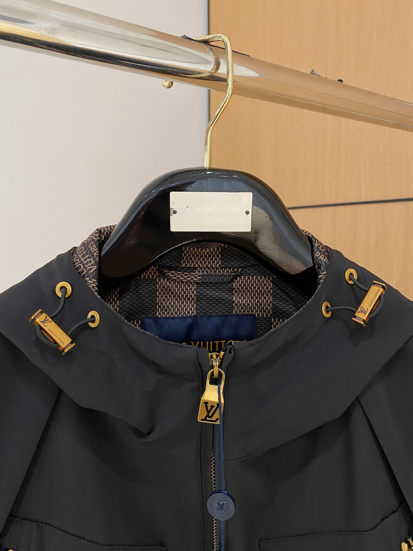 LV 高仿黑色機能連帽外套 多口袋休閒風 男士款｜歐美奢侈品精品推薦