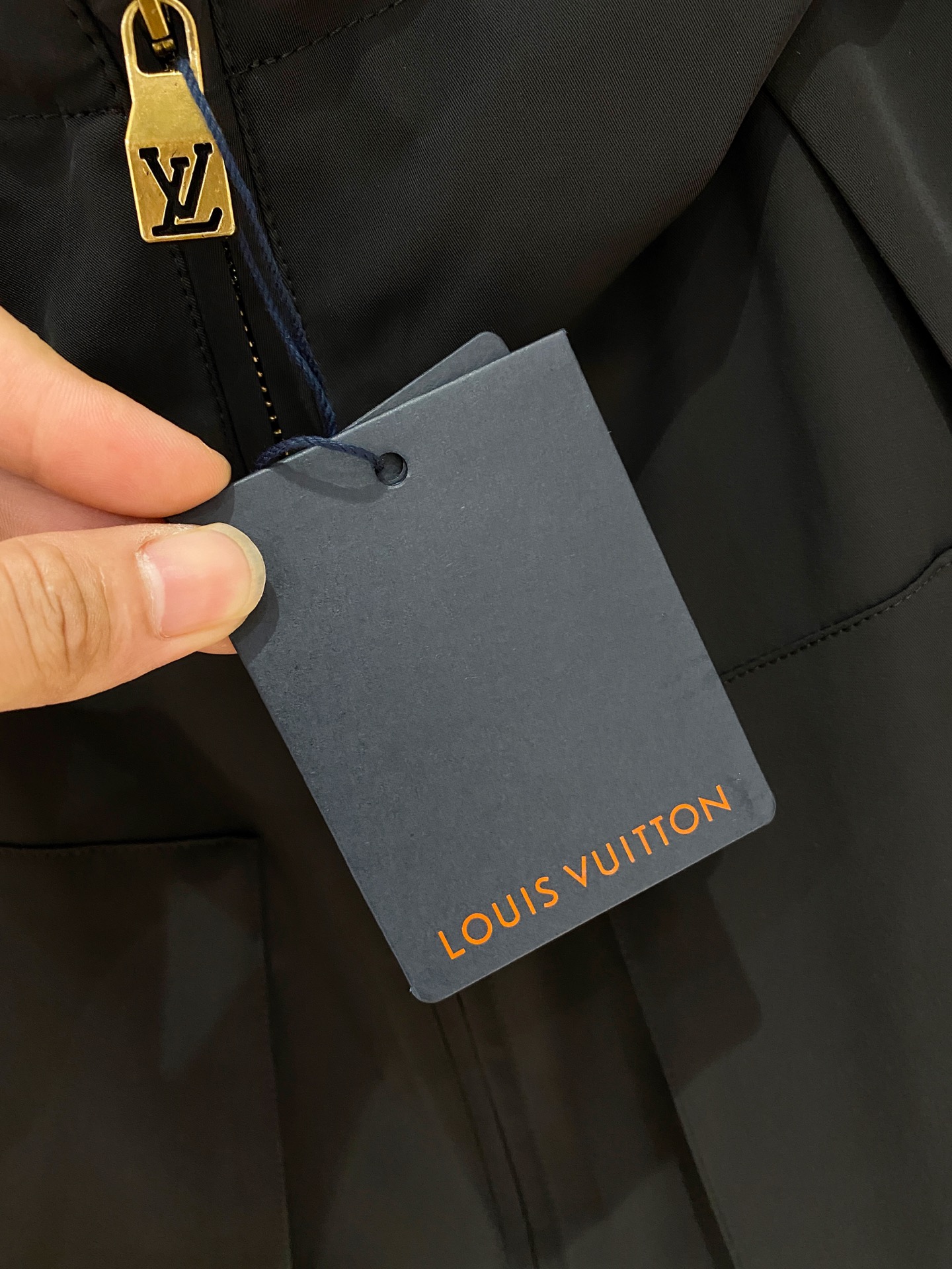 LV 高仿黑色機能連帽外套 多口袋休閒風 男士款｜歐美奢侈品精品推薦
