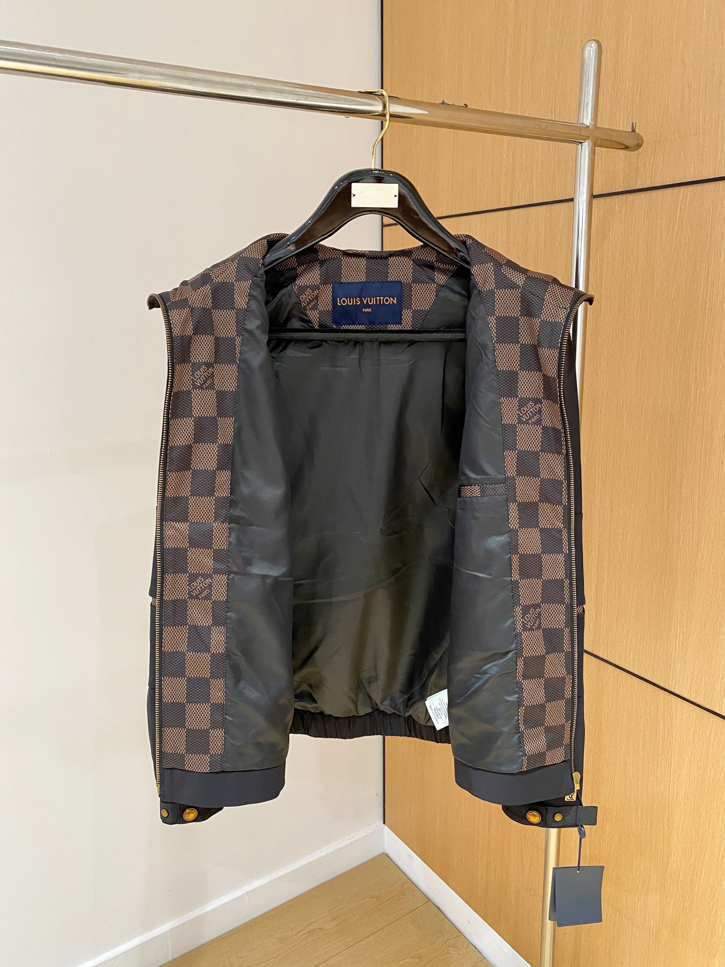 LV 高仿黑色機能連帽外套 多口袋休閒風 男士款｜歐美奢侈品精品推薦