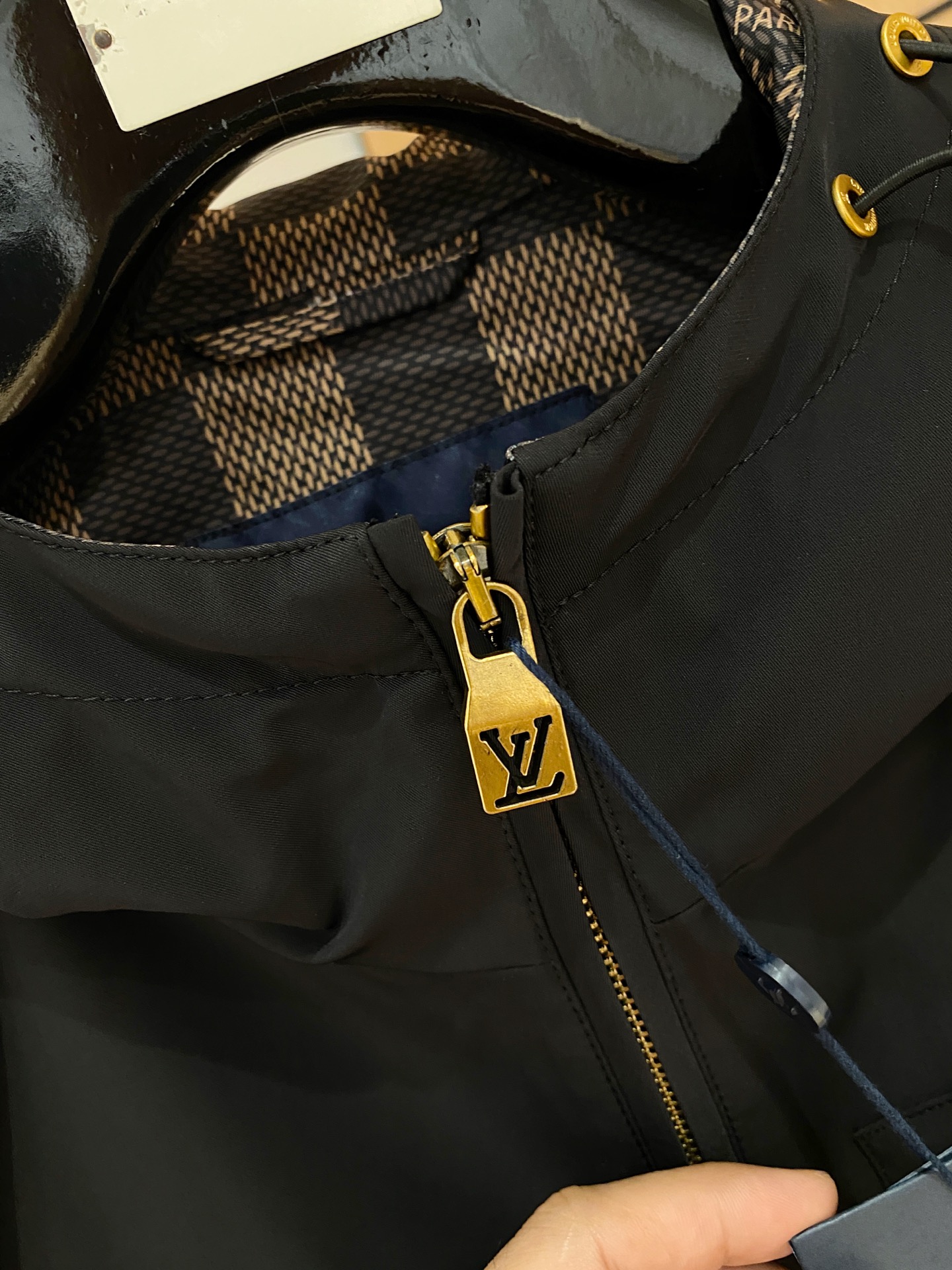 LV 高仿黑色機能連帽外套 多口袋休閒風 男士款｜歐美奢侈品精品推薦