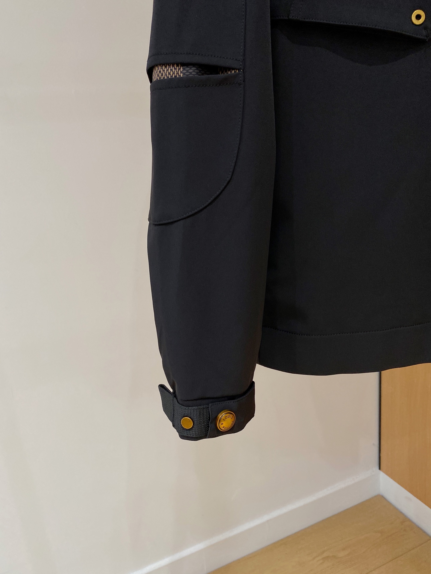 LV 高仿黑色機能連帽外套 多口袋休閒風 男士款｜歐美奢侈品精品推薦