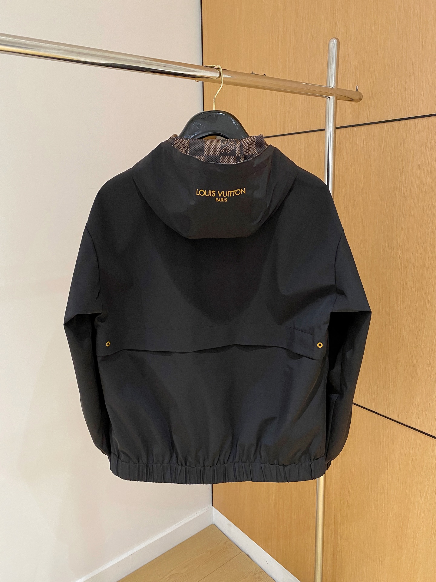 LV 高仿黑色機能連帽外套 多口袋休閒風 男士款｜歐美奢侈品精品推薦