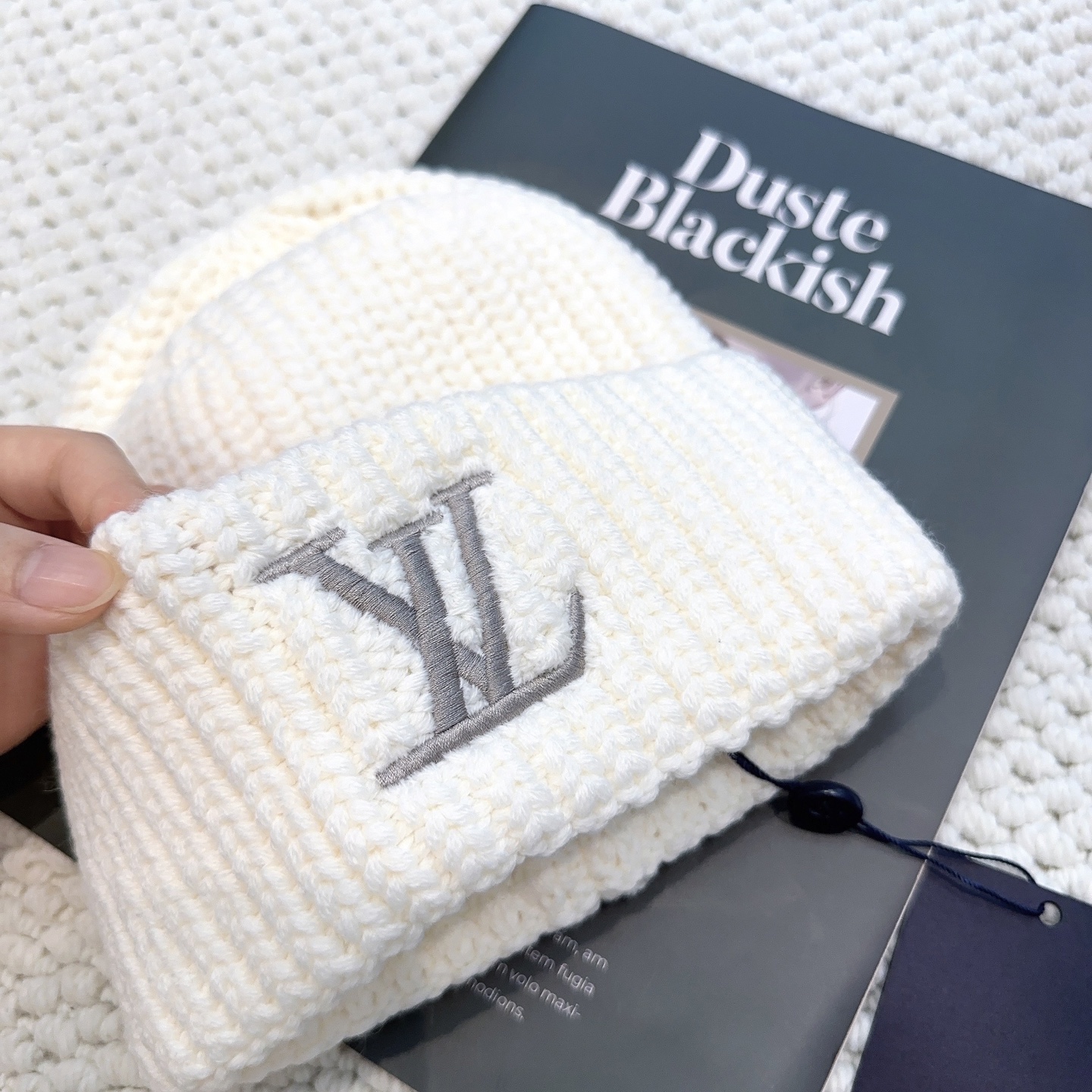 LV 高仿針織毛帽 白色刺繡Logo百搭款｜歐美奢侈品精品推薦