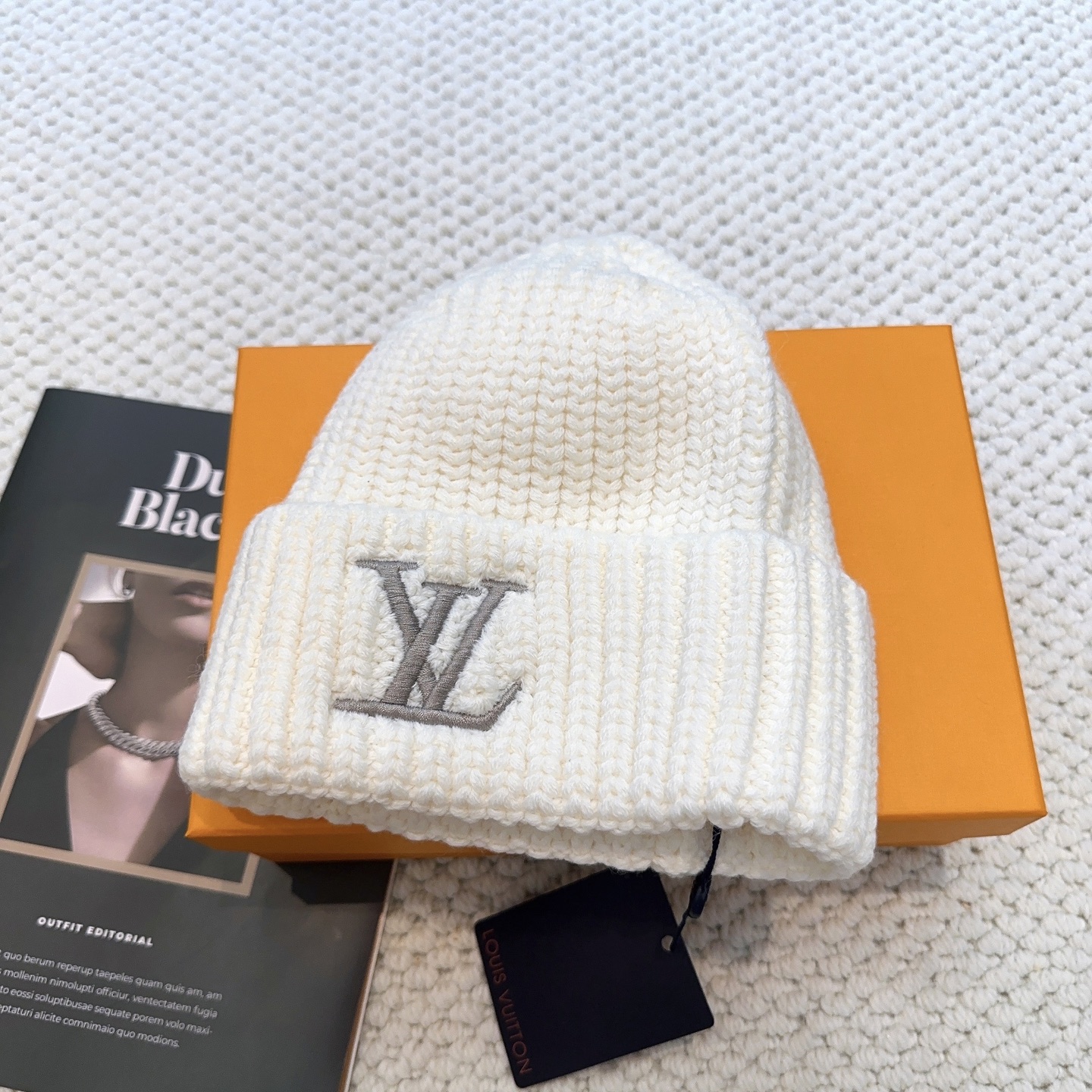 LV 高仿針織毛帽 白色刺繡Logo百搭款｜歐美奢侈品精品推薦