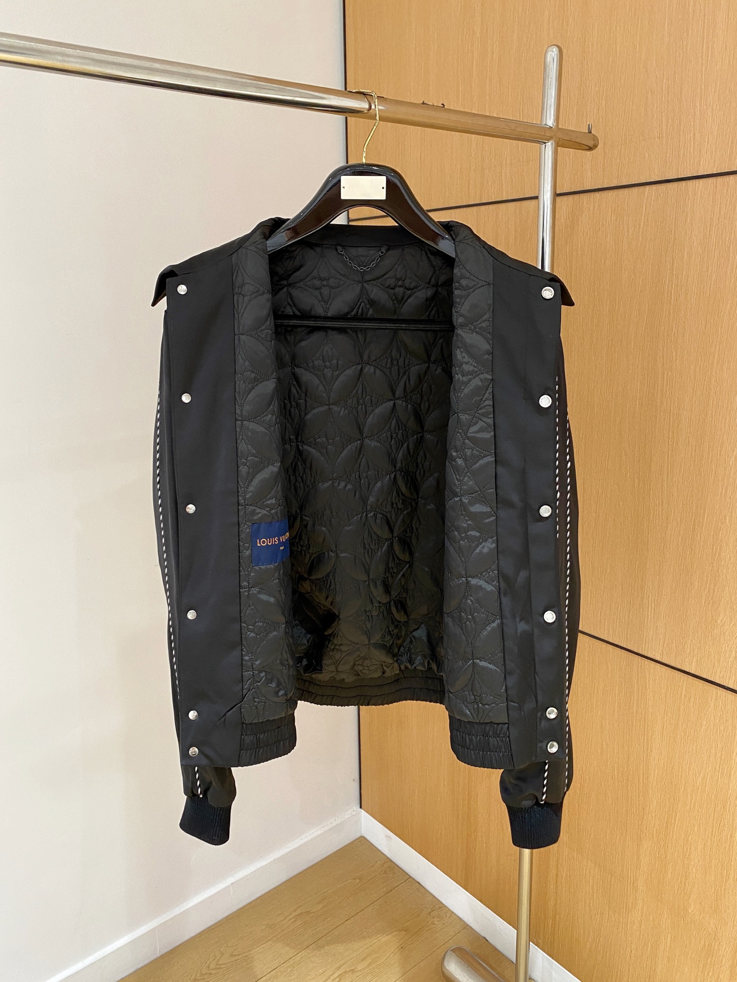 LV 一比一黑色外套 男士字母刺繡拼接設計｜歐美奢侈品精品推薦