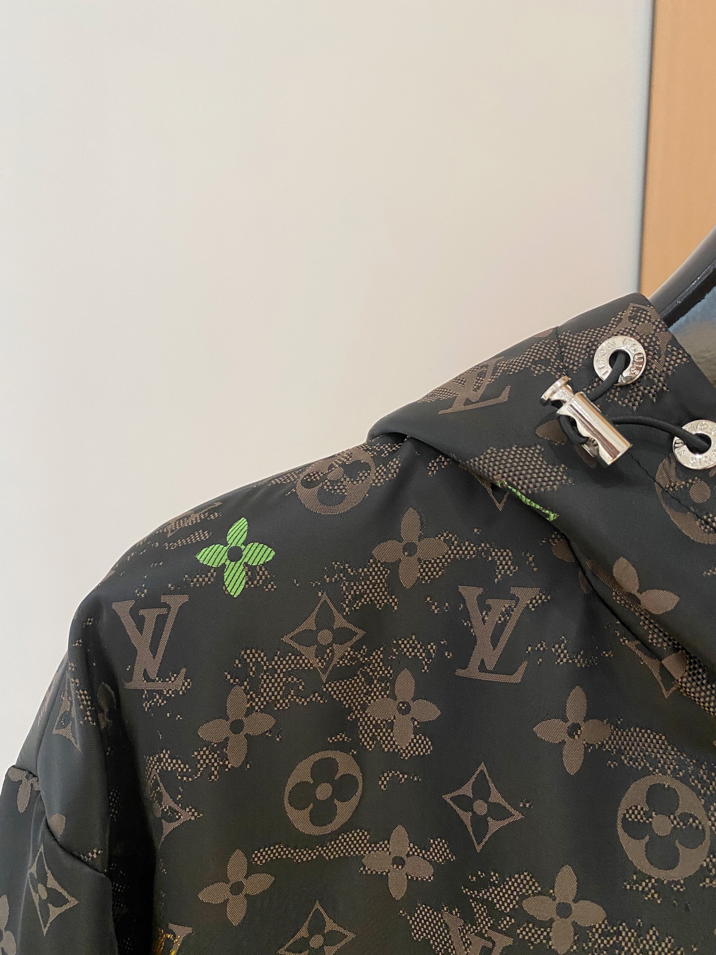 LV 原單連帽外套 黑色滿版彩色花紋設計｜歐美奢侈品精品推薦