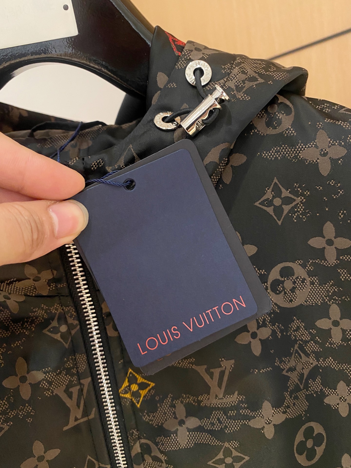 LV 原單連帽外套 黑色滿版彩色花紋設計｜歐美奢侈品精品推薦