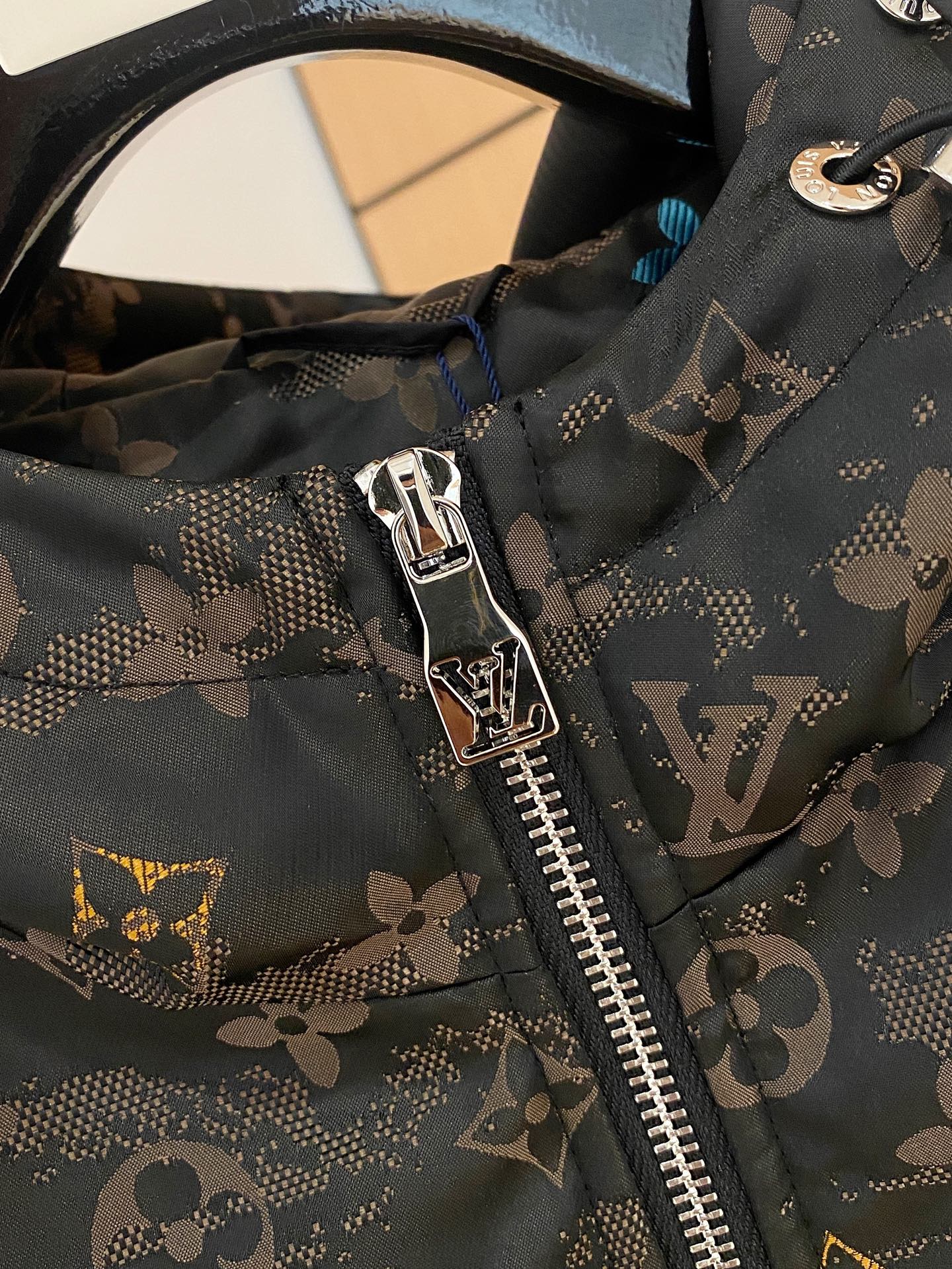 LV 原單連帽外套 黑色滿版彩色花紋設計｜歐美奢侈品精品推薦
