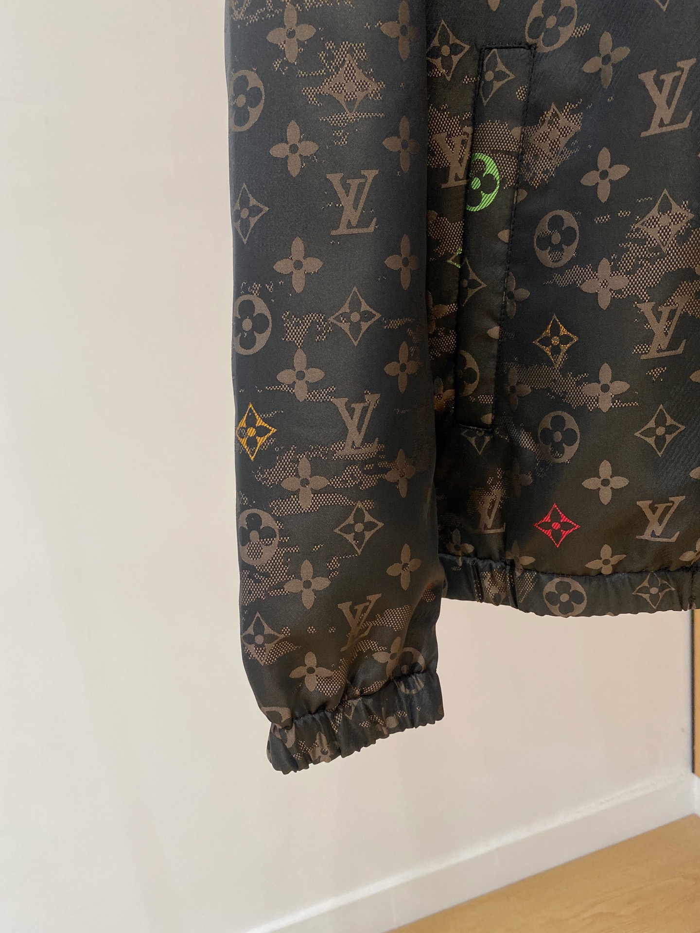 LV 原單連帽外套 黑色滿版彩色花紋設計｜歐美奢侈品精品推薦