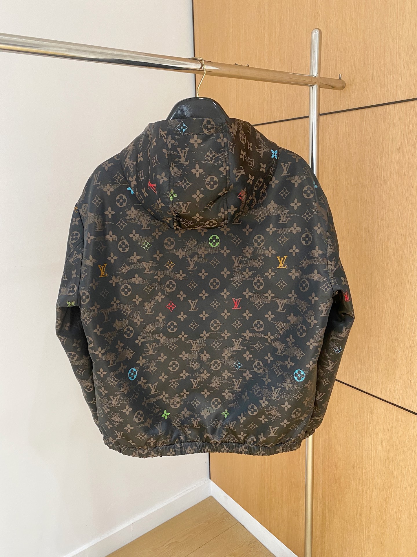 LV 原單連帽外套 黑色滿版彩色花紋設計｜歐美奢侈品精品推薦