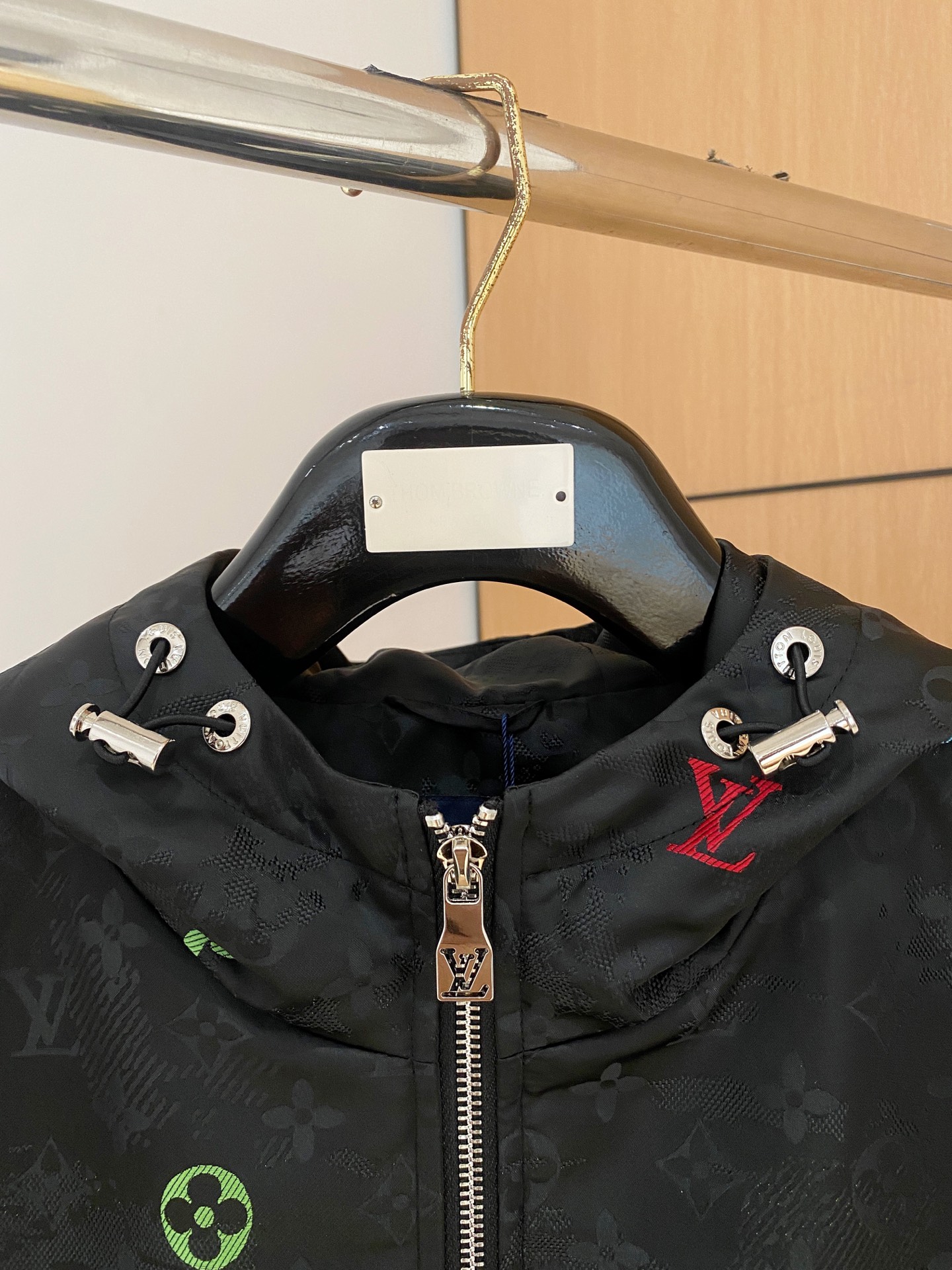 LV A貨連帽外套 黑色彩色Monogram防風款｜歐美奢侈品精品推薦