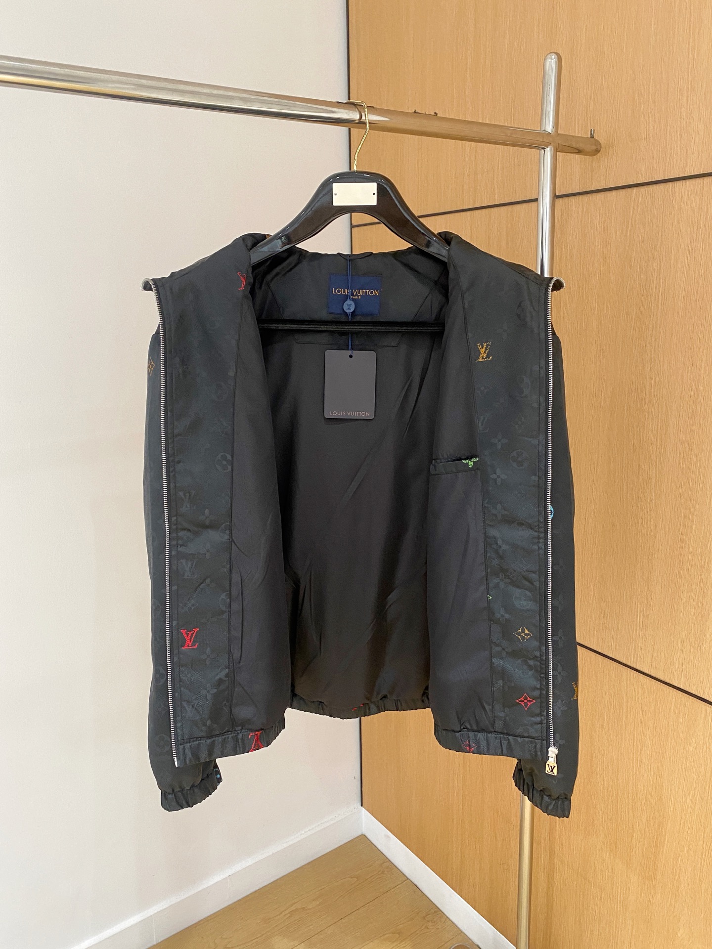 LV A貨連帽外套 黑色彩色Monogram防風款｜歐美奢侈品精品推薦