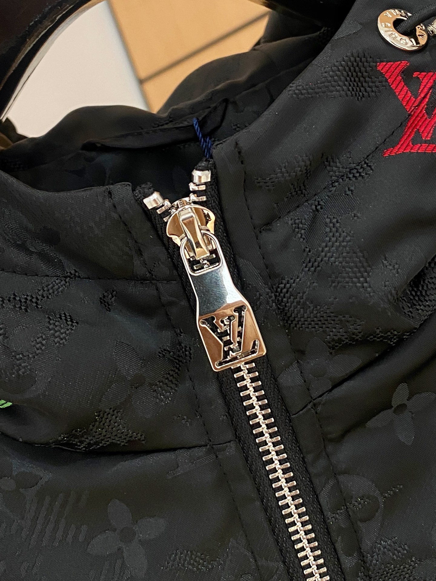 LV A貨連帽外套 黑色彩色Monogram防風款｜歐美奢侈品精品推薦