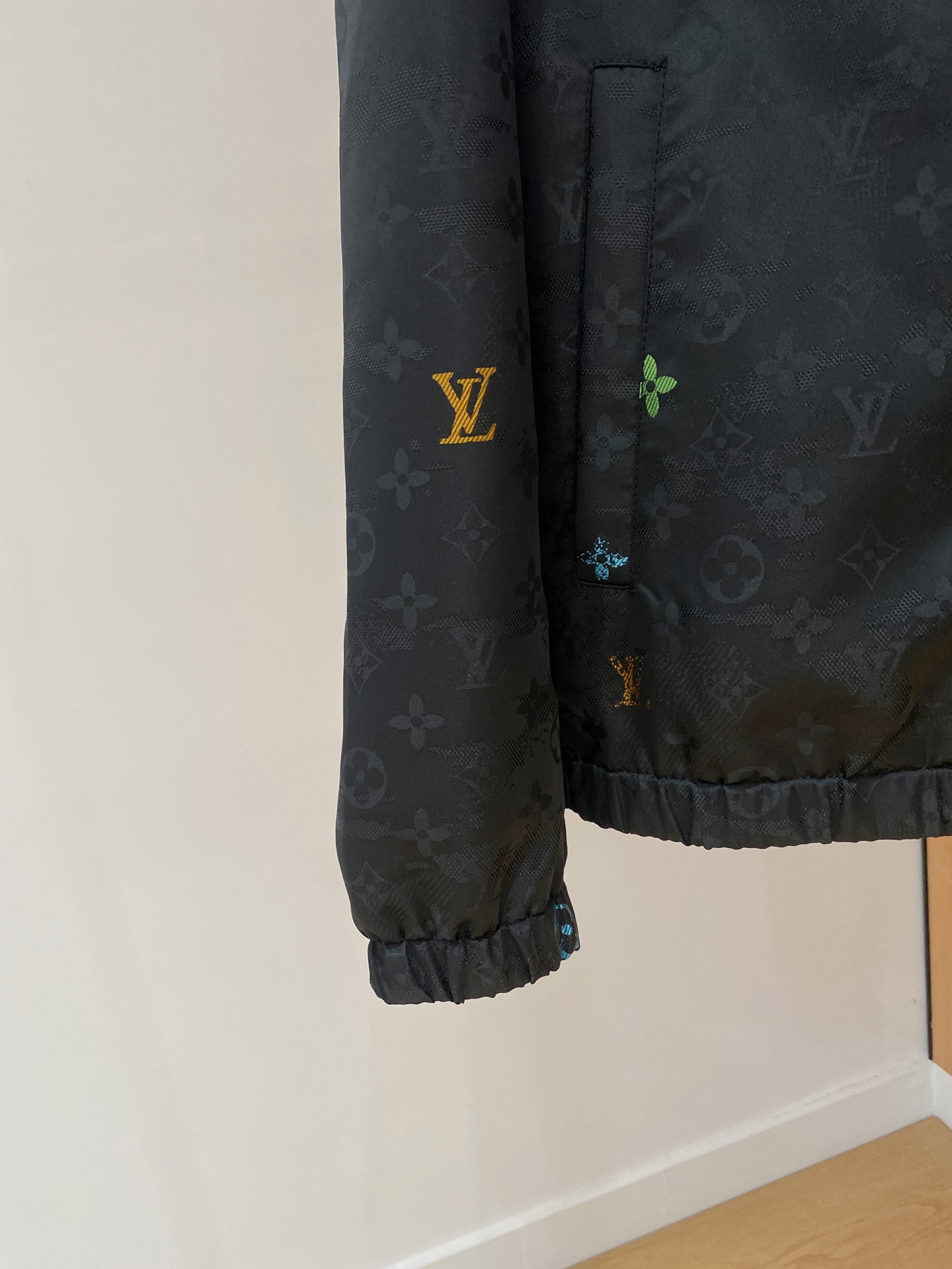 LV A貨連帽外套 黑色彩色Monogram防風款｜歐美奢侈品精品推薦