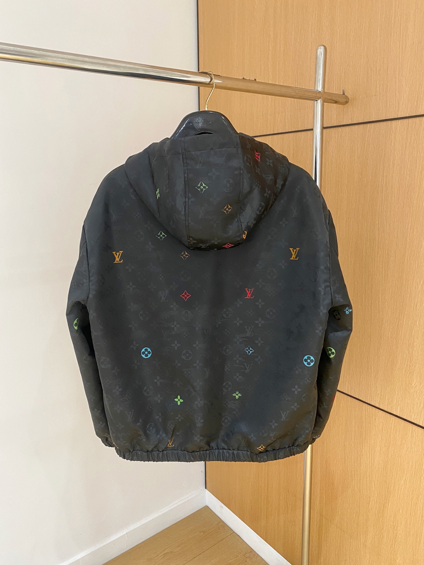 LV A貨連帽外套 黑色彩色Monogram防風款｜歐美奢侈品精品推薦