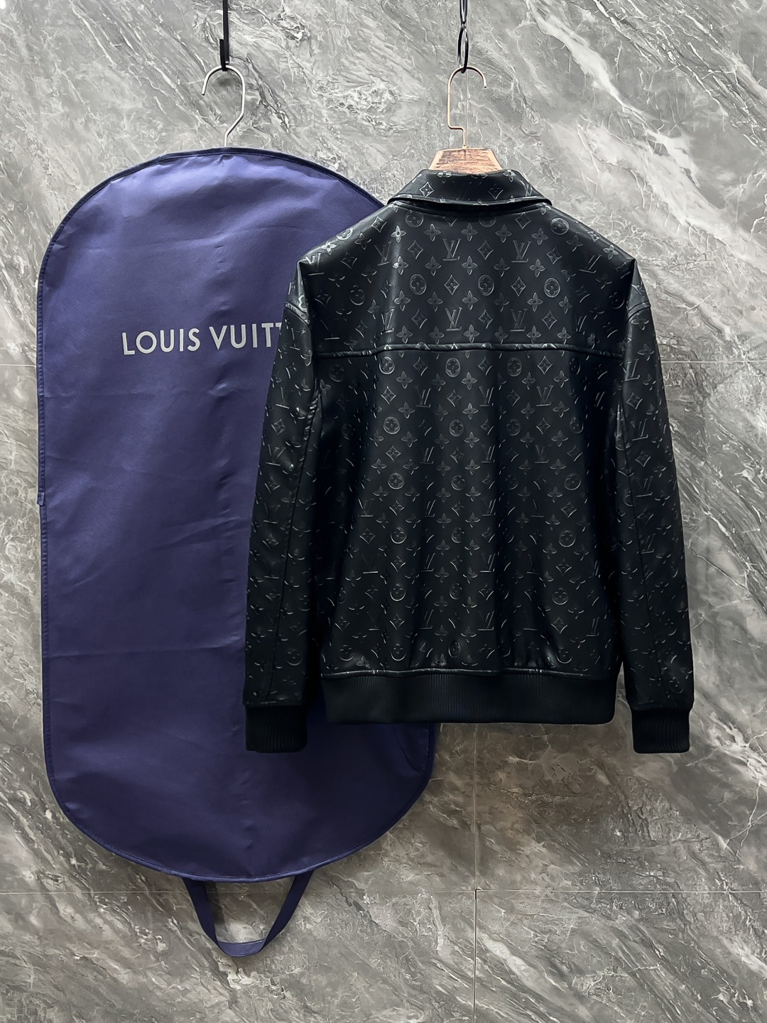 LV 高仿黑色外套 Monogram壓紋時尚款｜歐美奢侈品精品推薦