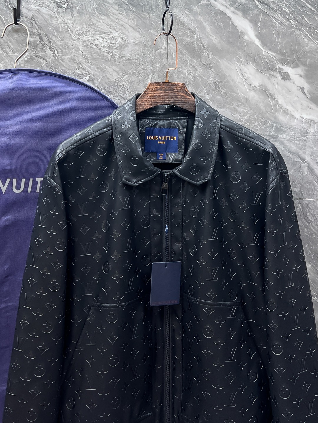 LV 高仿黑色外套 Monogram壓紋時尚款｜歐美奢侈品精品推薦