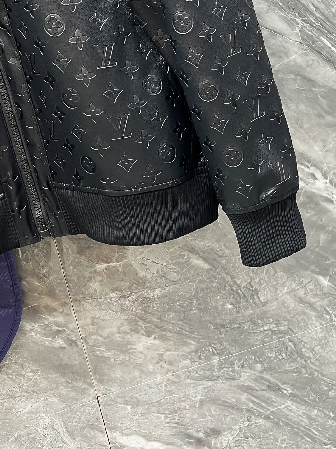 LV 高仿黑色外套 Monogram壓紋時尚款｜歐美奢侈品精品推薦