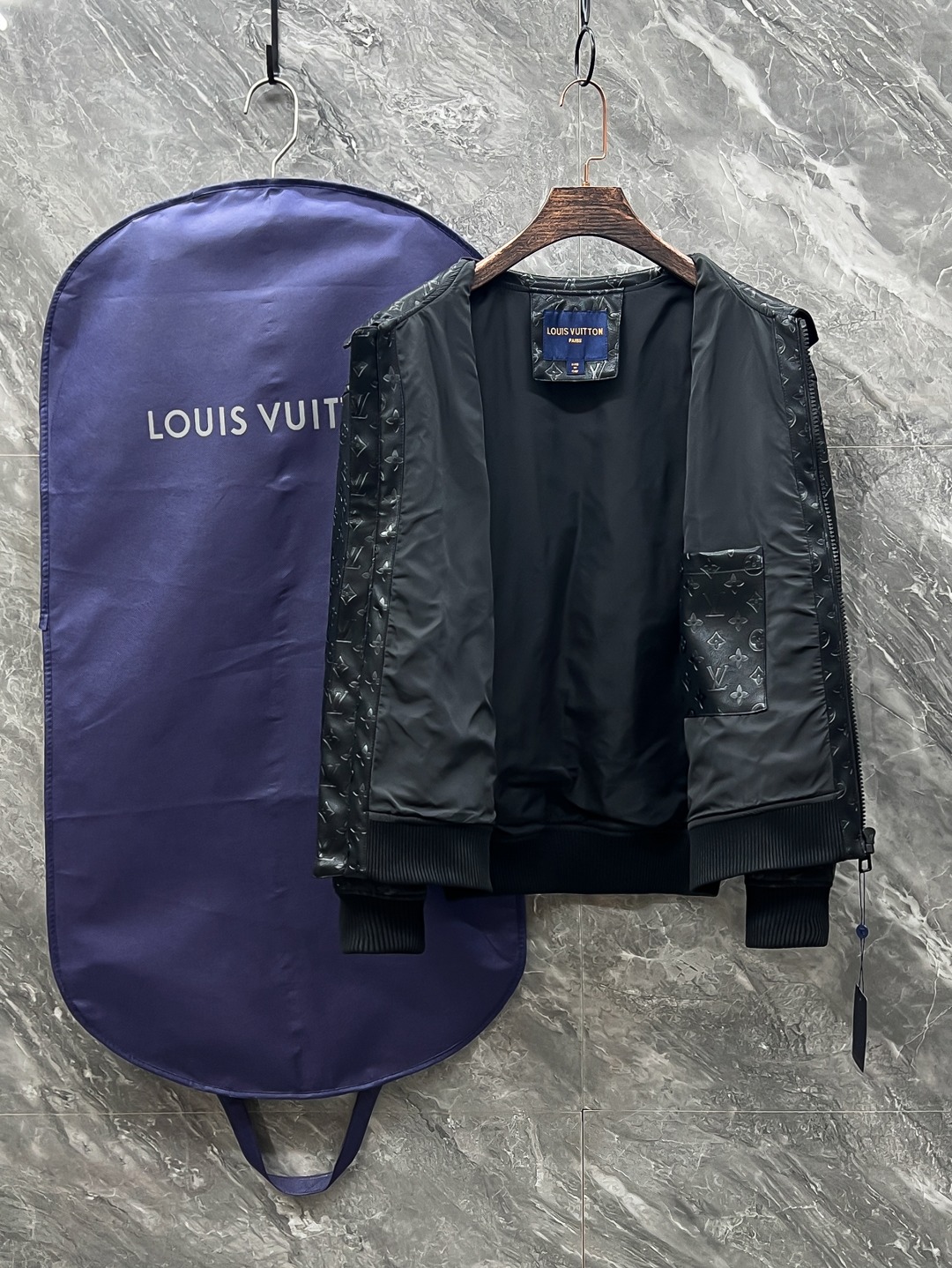 LV 高仿黑色外套 Monogram壓紋時尚款｜歐美奢侈品精品推薦