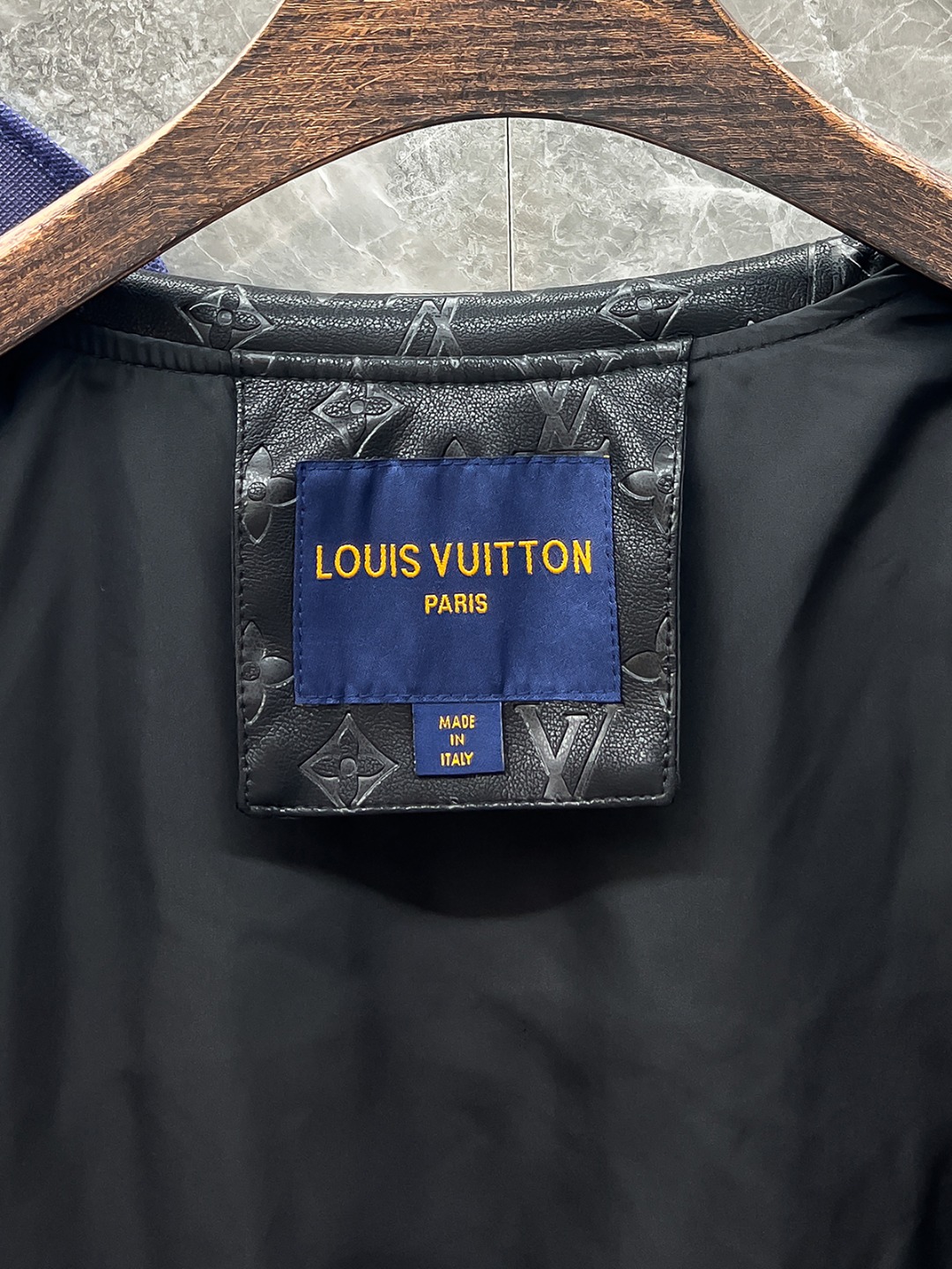 LV 高仿黑色外套 Monogram壓紋時尚款｜歐美奢侈品精品推薦