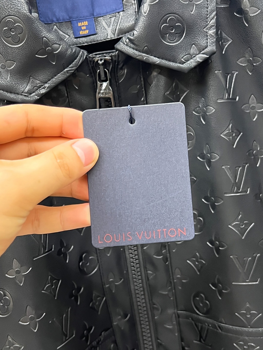 LV 高仿黑色外套 Monogram壓紋時尚款｜歐美奢侈品精品推薦
