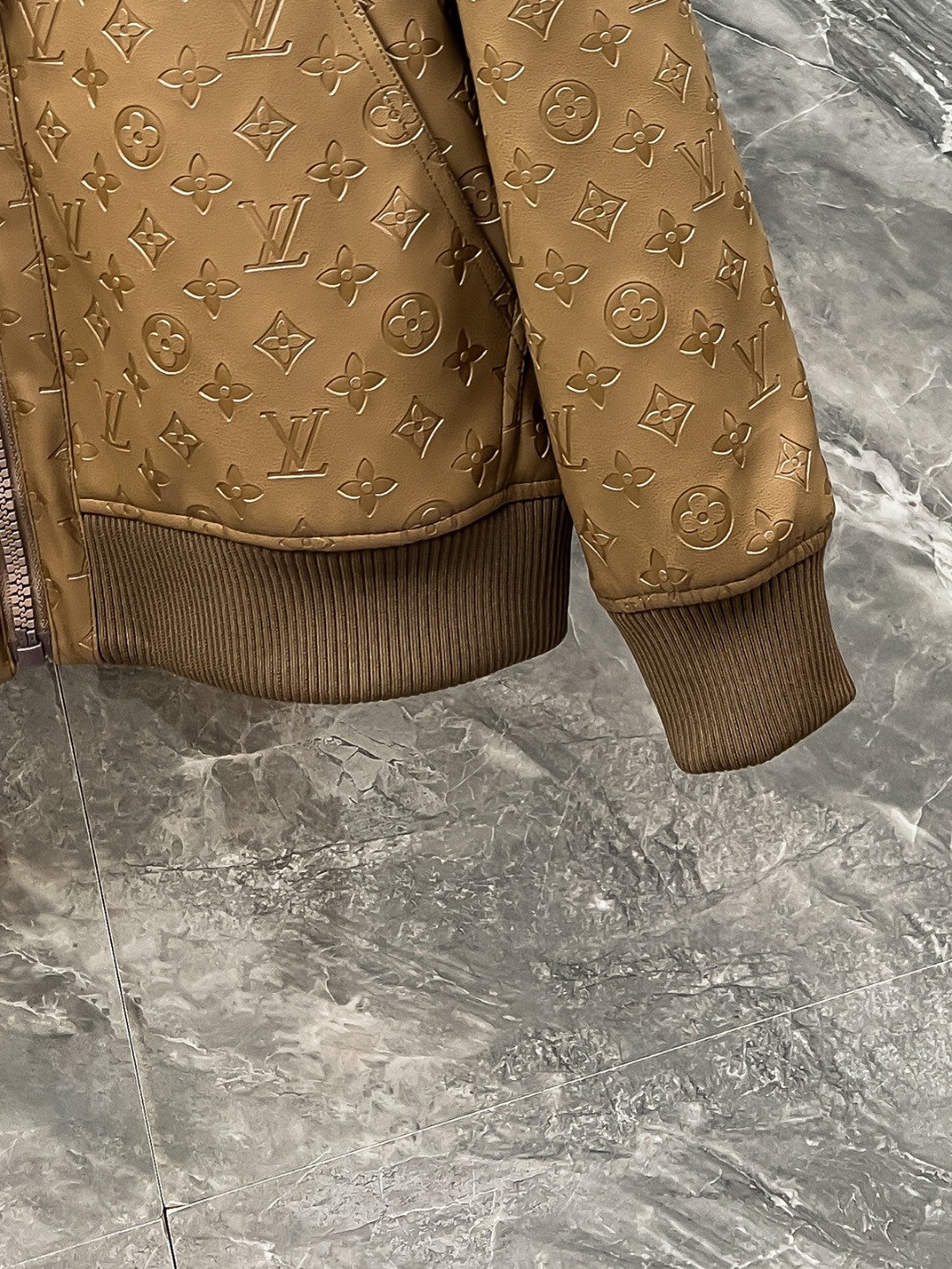 LV 一比一棕色外套 Monogram壓紋挺版款｜歐美奢侈品精品推薦