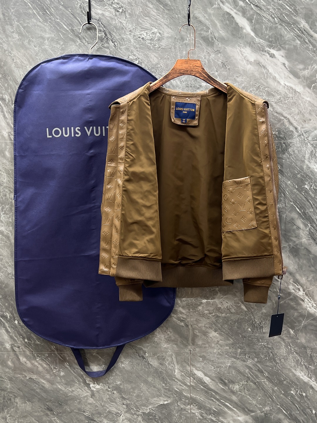 LV 一比一棕色外套 Monogram壓紋挺版款｜歐美奢侈品精品推薦