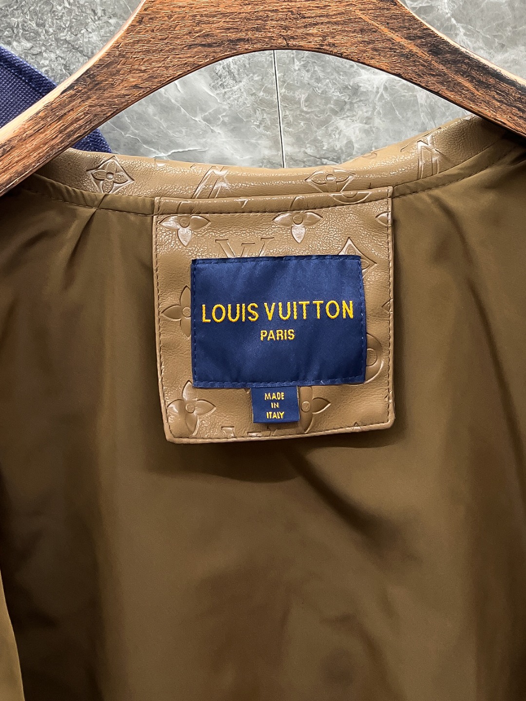 LV 一比一棕色外套 Monogram壓紋挺版款｜歐美奢侈品精品推薦
