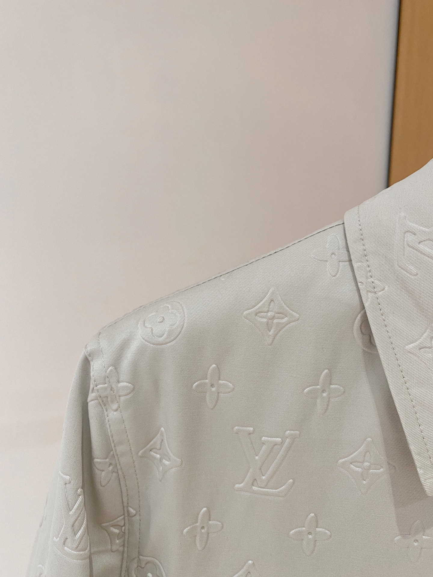 LV 原單白色皮革外套 Monogram壓紋挺版設計｜歐美奢侈品精品推薦