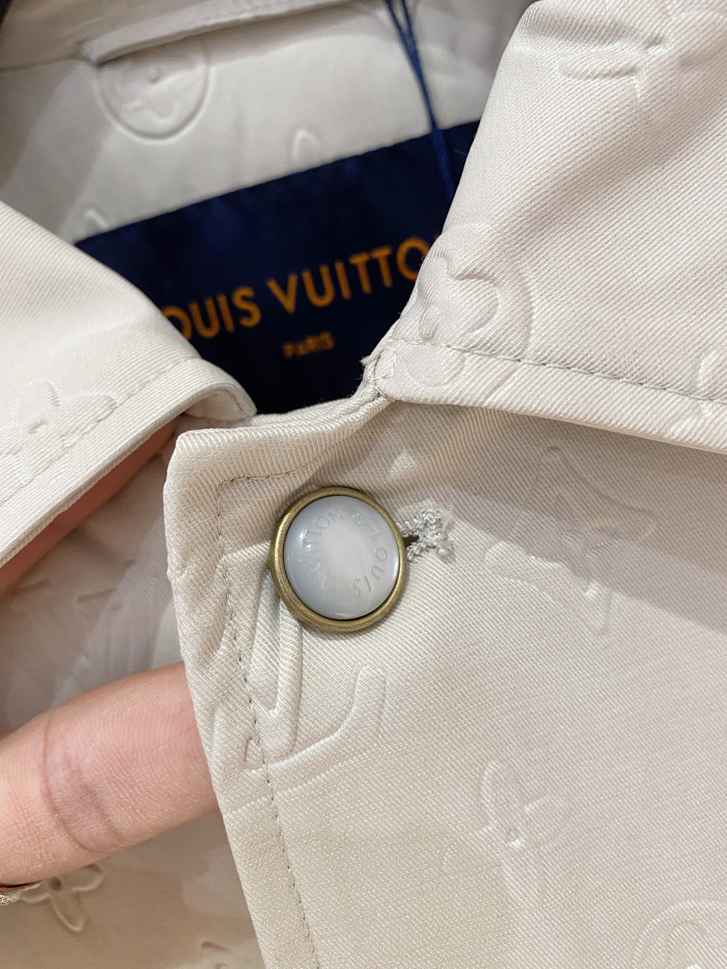 LV 原單白色皮革外套 Monogram壓紋挺版設計｜歐美奢侈品精品推薦