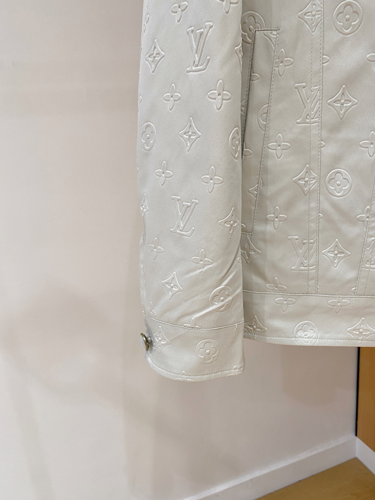 LV 原單白色皮革外套 Monogram壓紋挺版設計｜歐美奢侈品精品推薦