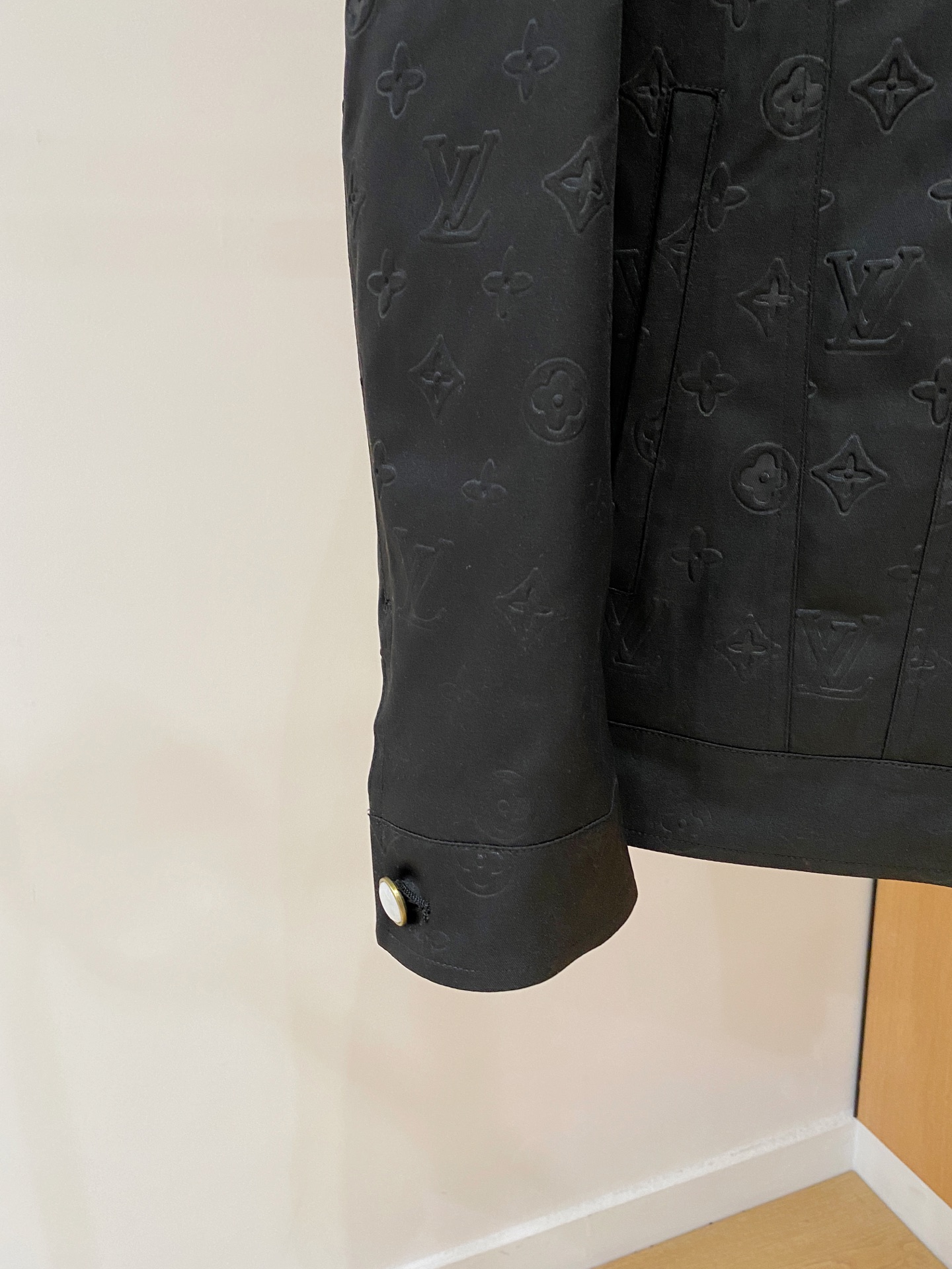 LV A貨黑色皮革外套 Monogram壓紋挺版設計｜歐美奢侈品精品推薦