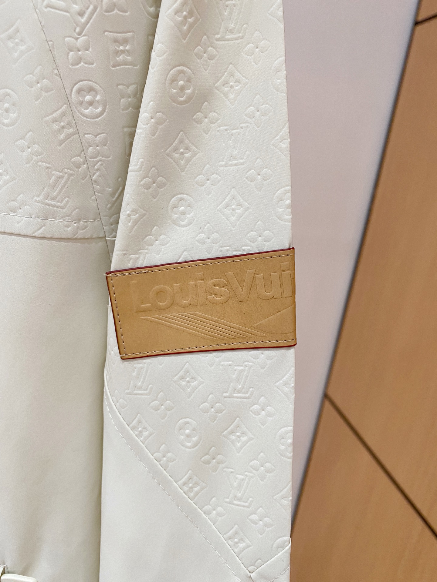 LV 高仿白色連帽外套 簡約設計百搭單品｜歐美奢侈品精品推薦