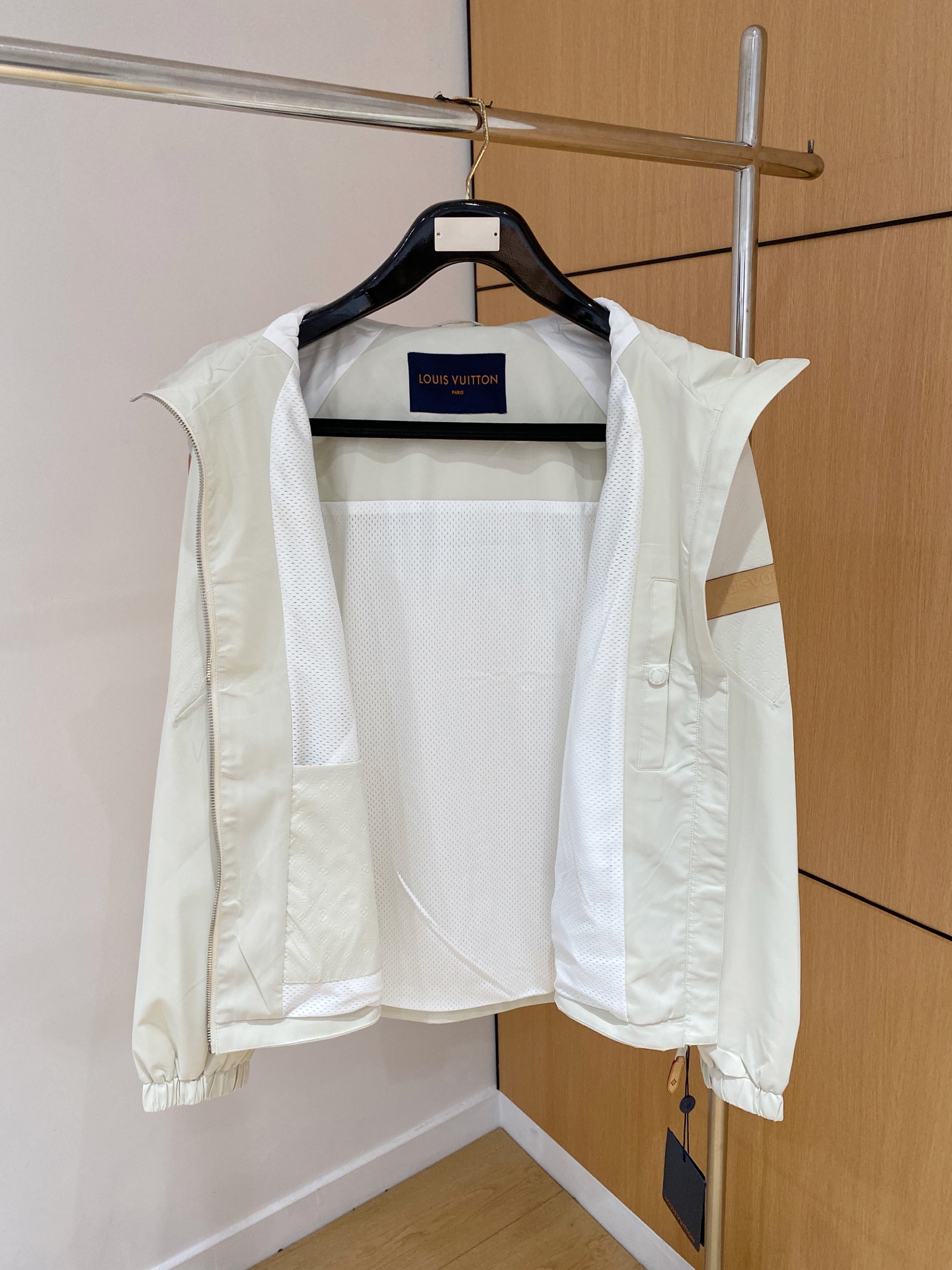 LV 高仿白色連帽外套 簡約設計百搭單品｜歐美奢侈品精品推薦