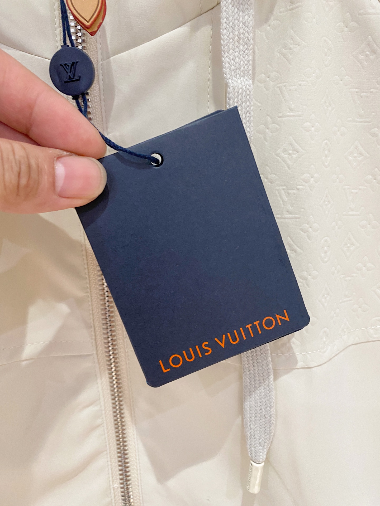 LV 高仿白色連帽外套 簡約設計百搭單品｜歐美奢侈品精品推薦